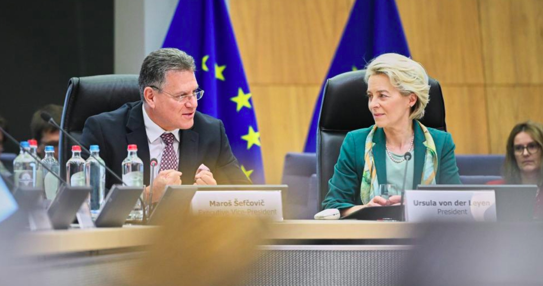 Chmelár: Haló, pán eurokomisár Šefčovič? Ako sa máte pán podpredseda Európskej komisie zodpovedný za koordináciu energetickej transformácie, za zlepšenie prístupu ku kritickým surovinám, za riadenie Európskej zelenej dohody. Čo v súvislosti so zastavením dodávok ruskej ropy na Slovensko robíte? Nacvičujete opakovanie pozdravu „Všetci sme Ukrajinci“?