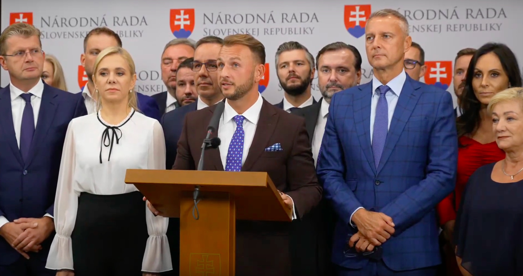 VIDEO: Šutaj Eštok žiada premiéra Fica kvôli výrokom Danka o čo najskoršie stretnutie koaličných lídrov. Súčasná vláda podľa predsedu Hlasu nemá alternatívu a odmietol mocenské hry a súboje. Šéf SNS deklaroval ochotu opustiť kreslo podpredsedu parlamentu, ak to pomôže situácii vo vládnej koalícii