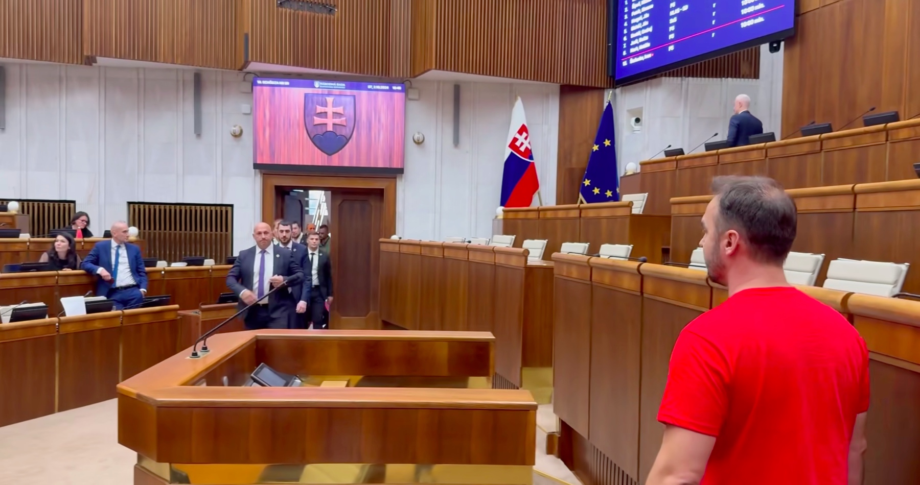 VIDEO: Matovičov poslanec provokoval v parlamentnom pléne straníckym tričkom. Gašparovu výzvu  obliecť si naň aspoň sako odmietol, tak ho musel predsedajúci schôdze kvôli porušovaniu rokovacieho poriadku nechať vykázať ochrankármi z rokovacej sály