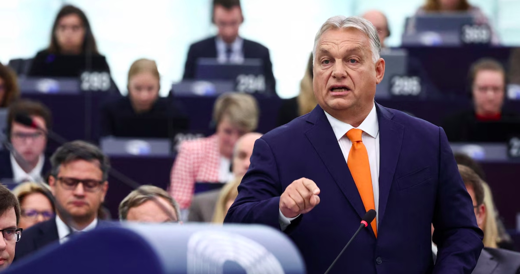 VIDEO: Orbán naložil eurokomisii a von der Leyenovej za jej chybnú politickú stratégiu, keď namiesto mierového riešenia konfliktu na Ukrajine podporuje vojnu, za útoky voči tým, ktorí majú iný politický názor, za antidemokratické praktiky a pokrytectvo, ale aj za očierňovanie Maďarska a jeho vlády