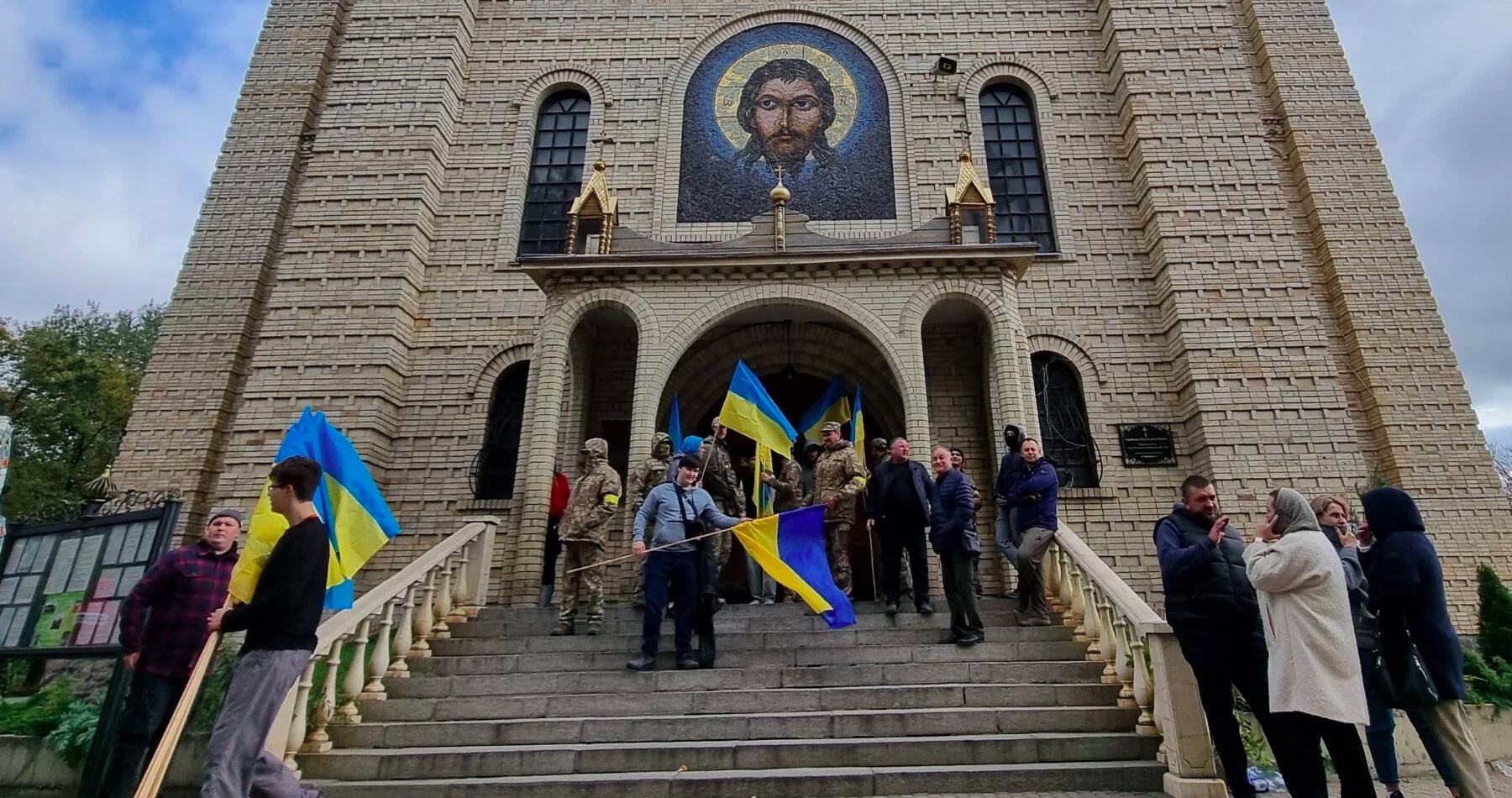 VIDEO: Násilný střet v katedrále sv. Michala v Čerkasech na Ukrajině. Příznivci Moskevského patriarchátu se porvali s věřícími Ukrajinské pravoslavné církve