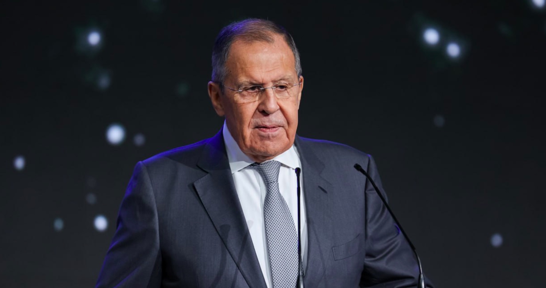 VIDEO: Protiruské sankcie odsúdili americký dolár na zánik, vyhlásil Lavrov a dodal, že USA a ich spojenci v snahe dominovať svetu oživujú ducha studenej vojny, ale v konečnom dôsledku si pília pod sebou konár. Západ podľa neho odrazu zabudol na princípy, ako je spravodlivá súťaž, nedotknuteľnosť vlastníctva, prezumpcia neviny a mnohé ďalšie