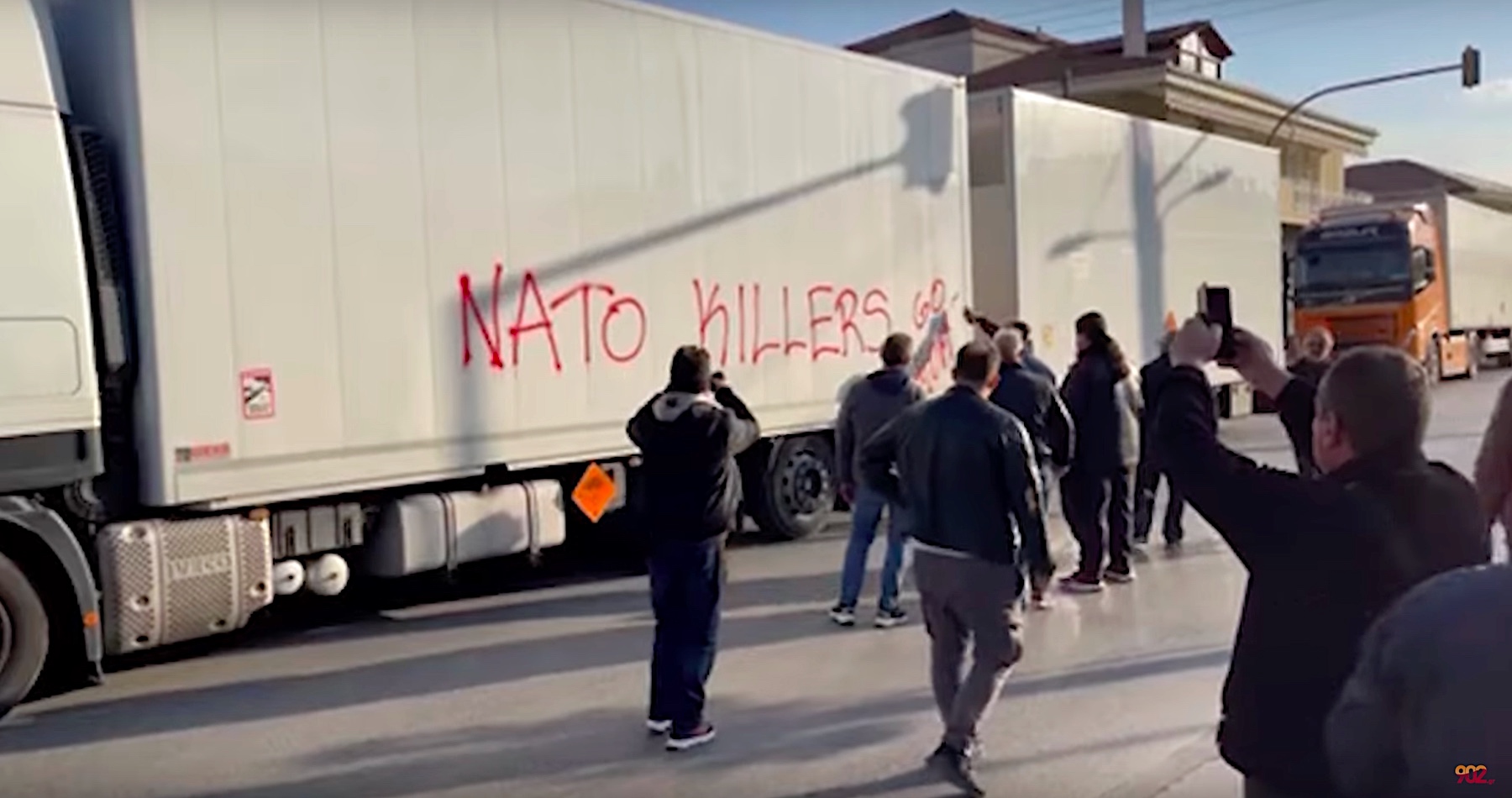 VIDEO: Gréci blokovali kamióny so zbraňami smerujúce na Ukrajinu. „NATO vrahovia choďte domov!,“ hlásal jeden z nápisov, ktorý demonštranti nasprejovali na auto