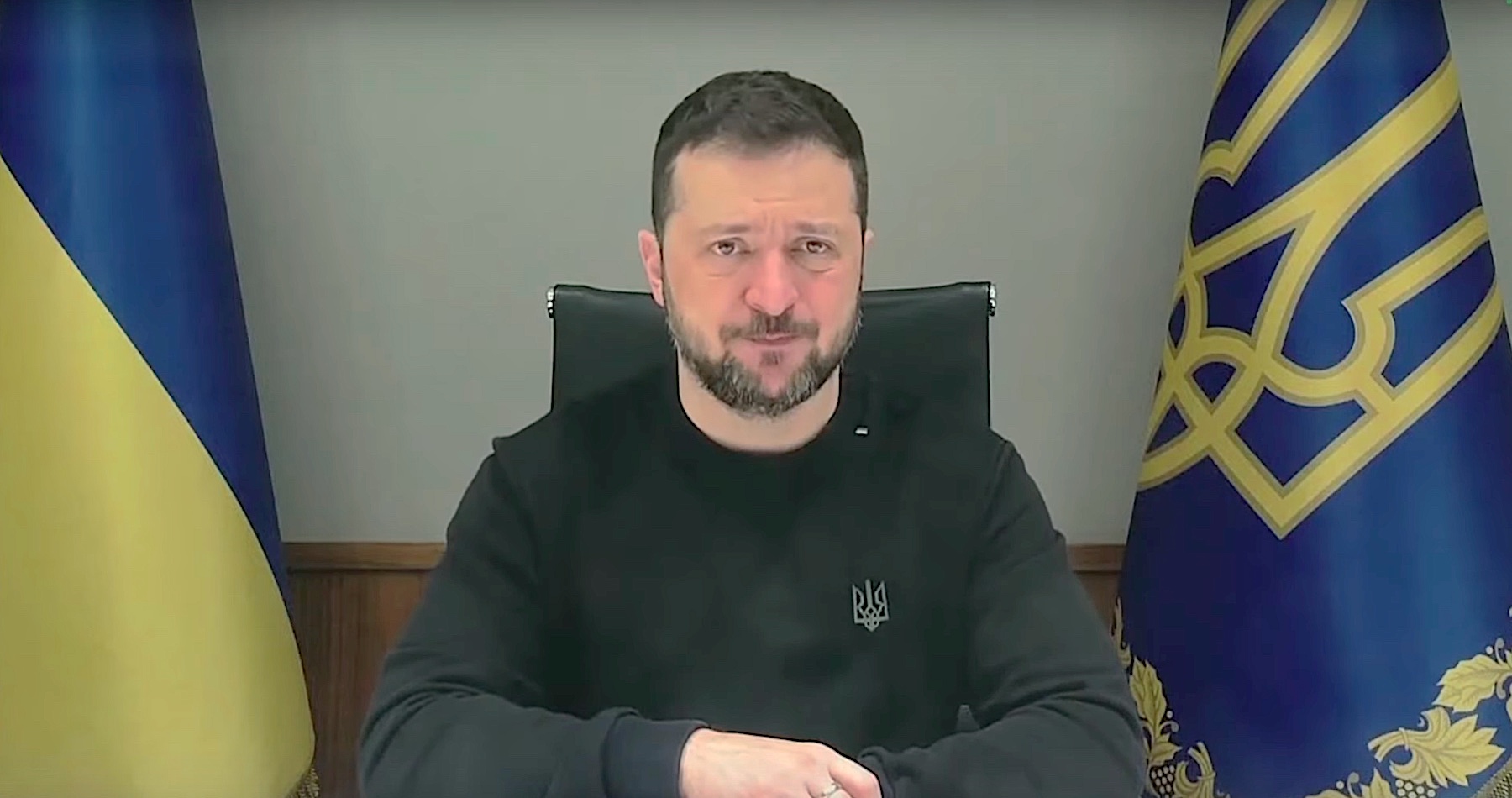 VIDEO: Radikálny sluha militantných vojnových štváčov Zelenskyj v europarlamente napínal svaly a vyzýval na ďalšie sankcie proti Rusku, ale aj na ešte väčšiu jednotu Západu v úsilí zastaviť Putina. Šíril tiež konšpirácie o tom, že ruská armáda sa nezastaví na hraniciach Ukrajiny