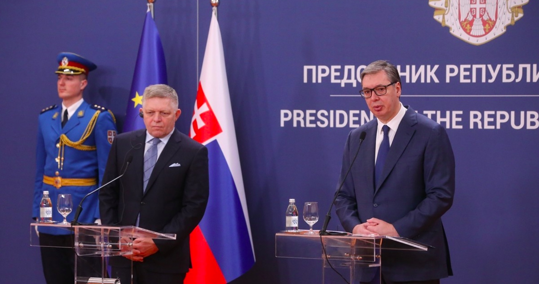 VIDEO: Aleksandar Vučič vyzval Západ, aby počúval ruského prezidenta. Vladimir Putin podľa neho neblafuje a na obranu Ruska použije všetky dostupné zbrane, vrátane jadrových. Srbský prezident opakovane odsúdil atentát na slovenského premiéra a označil Roberta Fica za hrdinu, ktorý miluje svoju vlasť a jedného z najdôležitejších a najvýznamnejších svetových lídrov