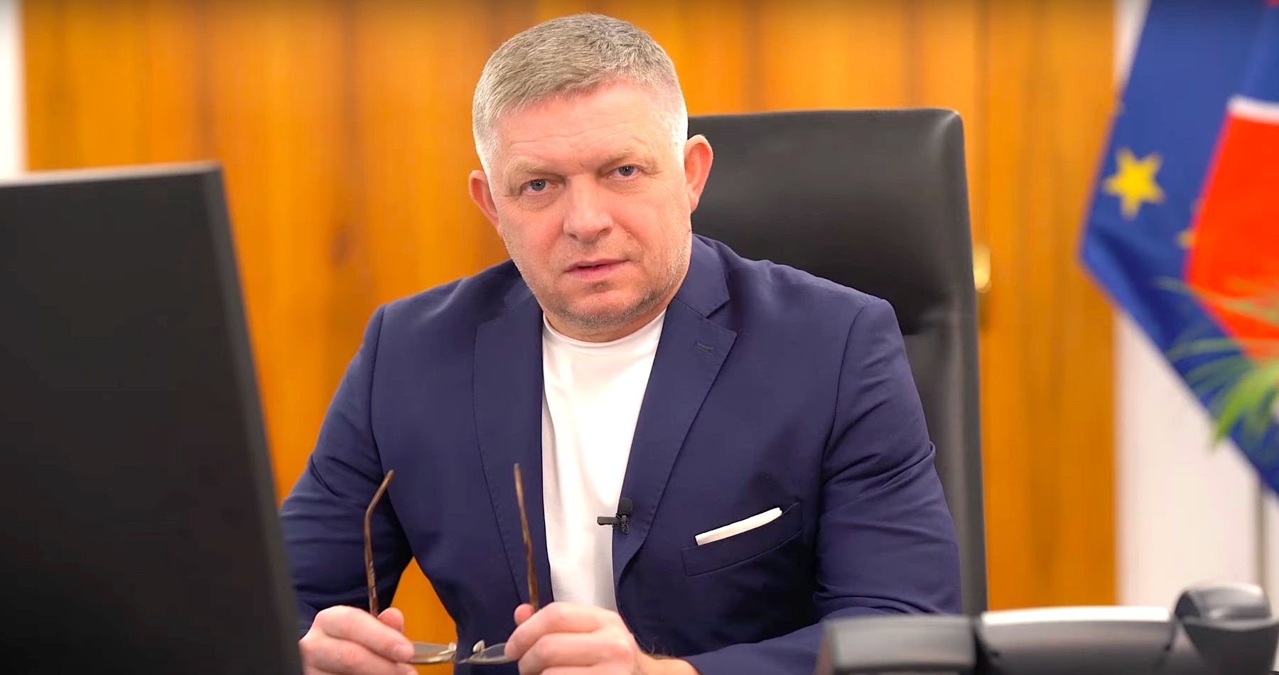 VIDEO: Robert Fico oznámil, že kvôli škodám páchaných Zelenským na Slovensku a EÚ zastavením prepravy ruského plynu, bude rokovať s predstaviteľmi eurokomisie. Reagoval aj na rozprávky progresívno-liberálnej opozície o jeho vianočnej dovolenke, ale aj na zverejnenie nezákonných nahrávok z poľovnícke chaty zo strany Sorosovsko-progresívnych médií. „Naši politickí oponenti sú schopní všetkého. Nezákonné zatváranie a odpočúvanie, to sú ich bežné pracovné metódy. Každý občan Slovenska si musí uvedomiť, že sú tu dva rozdielne svety. Svet vládnej koalície, ktorá chce ísť podľa zákona a svet opozície a protivládnych médií, ktoré v mene svojich politických cieľov nemajú problém natočiť vás v posteli pri sexe a potom verejne kričať, že vám to príliš nešlo,“ skonštatoval premiér