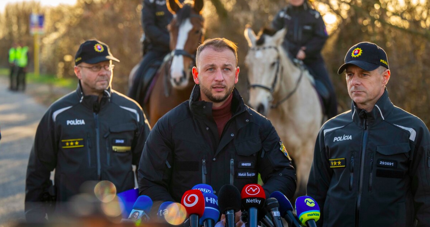 VIDEO: V súvislosti s pokusom opozície a mimovládok uskutočniť na Slovensku prevrat zamedzili na naše územie vstup štyrom osobám a jedného Ukrajinca zo Slovenska vyhostili, informoval šéf rezortu vnútra Šutaj Eštok