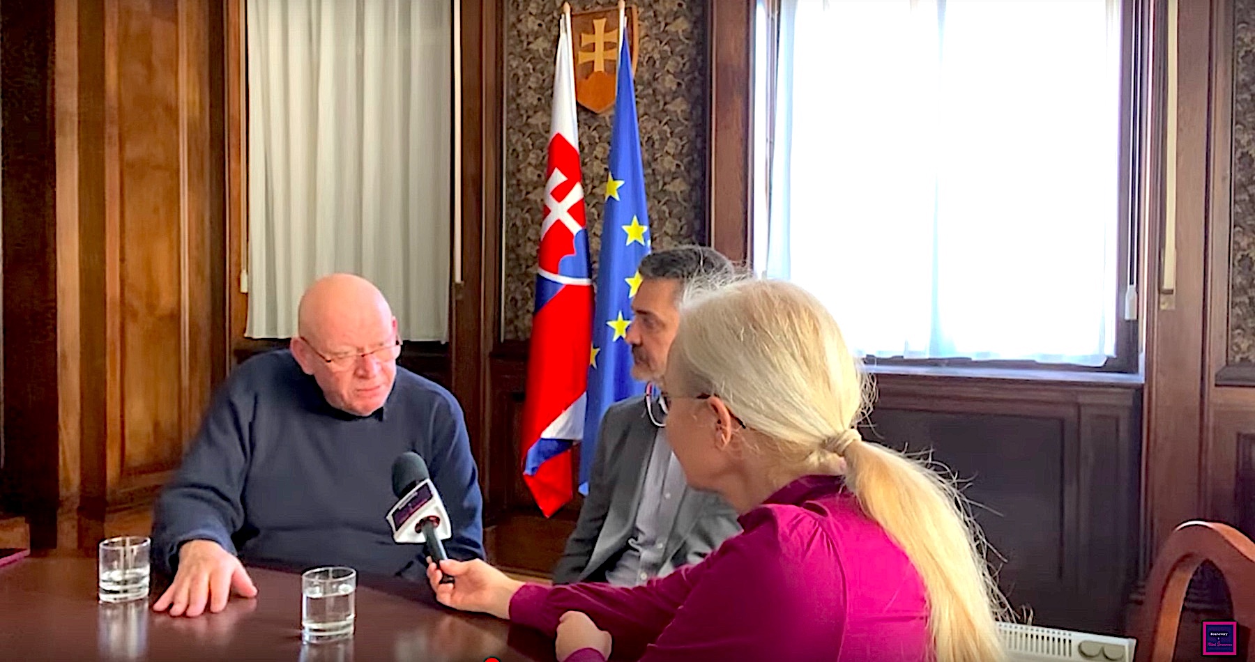 VIDEO: Členovia Fondu na podporu umenia Matúš Oľha & Peter Grutka o tom, ako progresívci na čele s poslankyňou PS Zorou Jaurovou politizujú verejnoprávny FPU, ako vyzerajú jeho rokovania, ako sa nedodržuje rokovací poriadok, aký nátlak robia progresívni kultúrni revolucionári na členov FPU pred ich bydliskami, koľko členov fondu sa na základe týchto tlakov a vyhrážok už vzdalo členstva, ako musia členovia Rady pravidelne počas svojho zasadania volať policajtov, aké projekty boli v minulosti pravidelne podporované a ktoré nie, ale aj o tom, ako si niektorí ľudia pomýlili FPU so Sociálnou poisťovňou