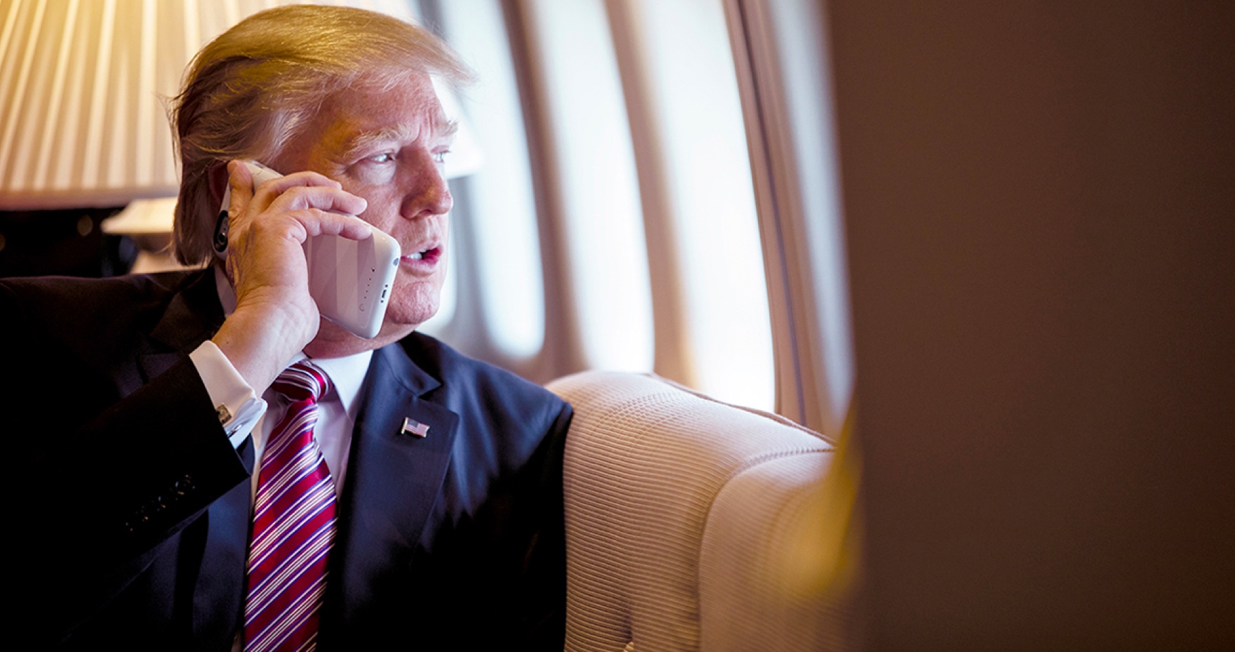 Donald Trump telefonoval s Vladimirom Putinom kvôli spoločnej snahe ukončiť vojnu na Ukrajine. „Dohodli sme sa na veľmi úzkej spolupráci a vzájomnej návšteve našich krajín. Každý z nás hovoril o silných stránkach našich národov a o tom, aký veľký úžitok budeme mať jedného dňa zo vzájomnej spolupráce. Obaja veríme v sedliacky rozum. Som presvedčený, že naše rokovania budú úspešné. Boh žehnaj ľud Ruska a Ukrajiny!“