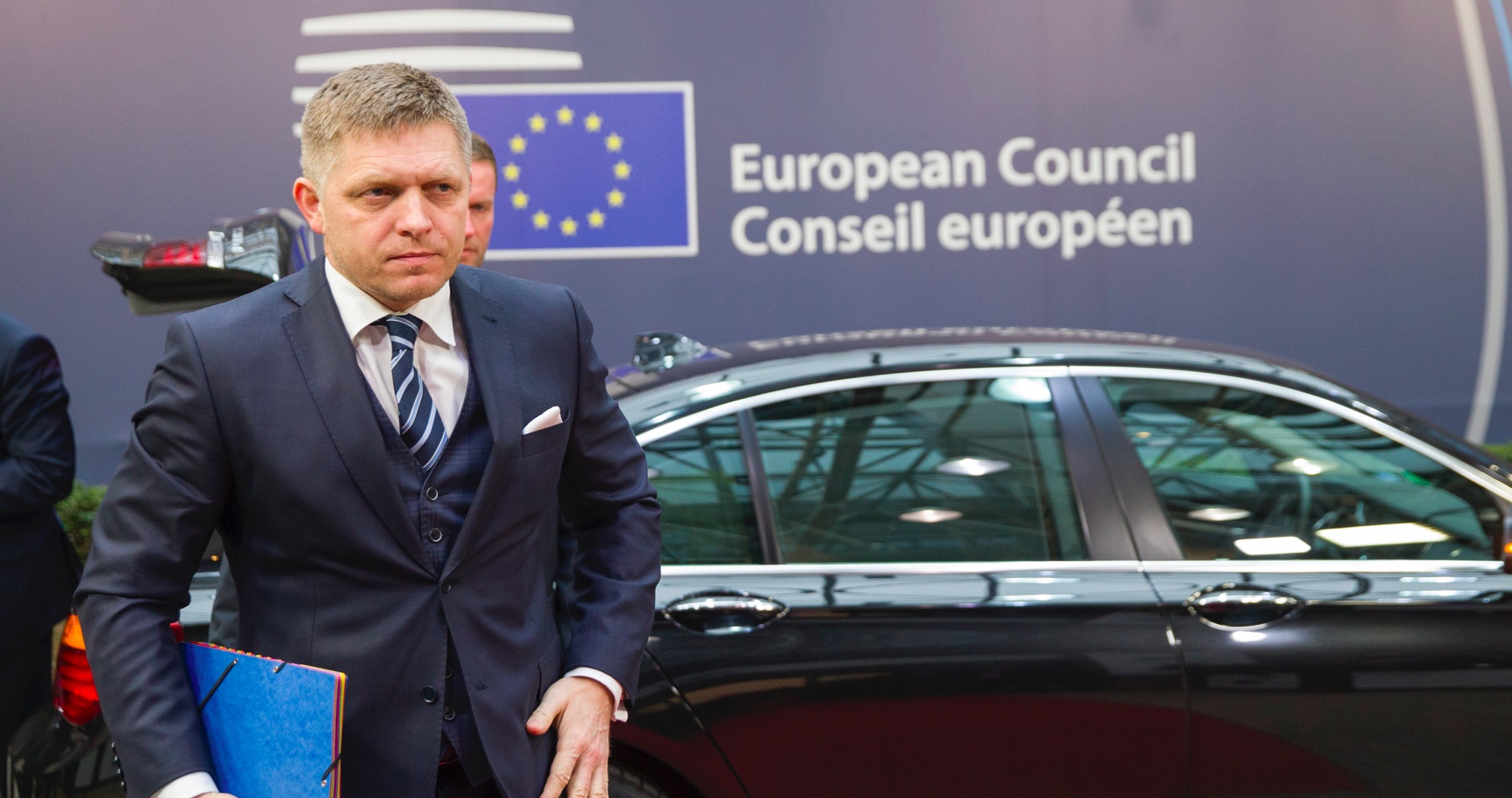 Robert Fico vyzýva eurokomisiu, aby zaujala postoj k prezidentským voľbám v Rumunsku. Slovenský premiér so všetkými spravodajskými aj inými informáciami vyhlásil, že nevie, kde je pravda, ale dodal, že ak si chce EÚ zachovať svoju tvár, mala by sa pýtať, čo sa deje