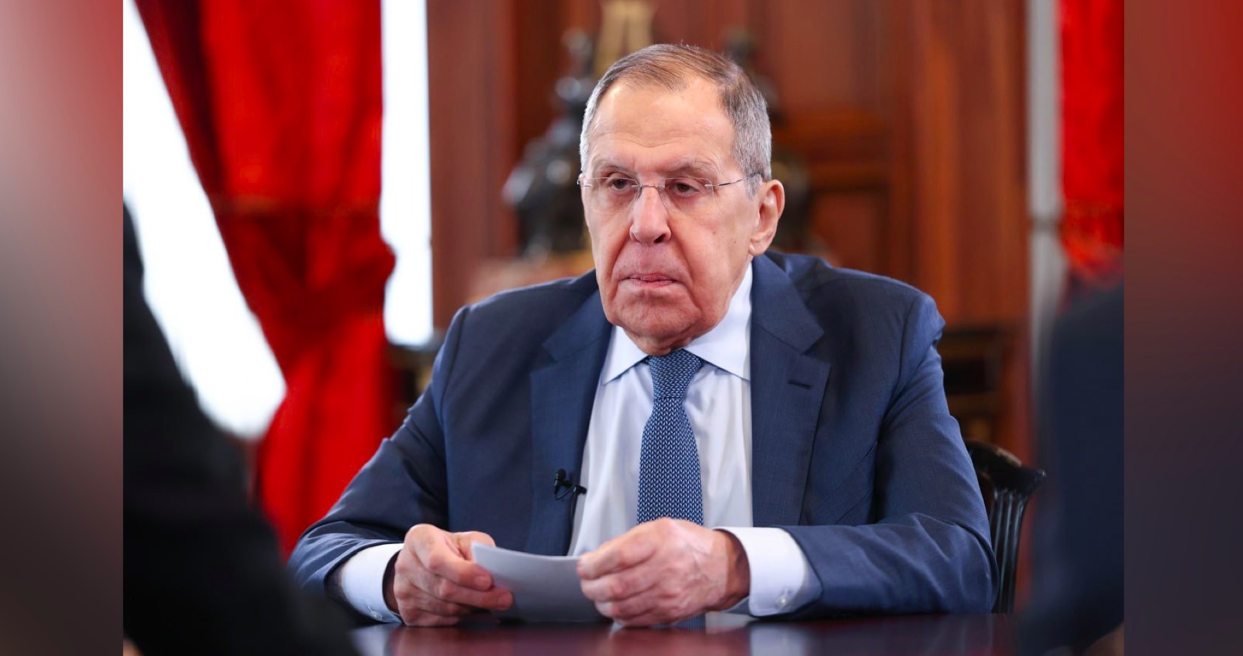 VIDEO: Sergej Lavrov v rozhovore s nezávislými novinármi priblížil zárodky konfliktu na Ukrajine. Rusko bolo Ukrajinou a Západom oklamané podľa neho už mnohokrát a už nebude robiť kompromisy, pokiaľ ide o ruských občanov a etnických Rusov na Ukrajine. Plány vojnových štváčov z Európy ohľadne nasadenia vojakov z krajín NATO pod akoukoľvek vlajkou a v akejkoľvek forme na ukrajinskom území označil za hrozbu pre Rusko