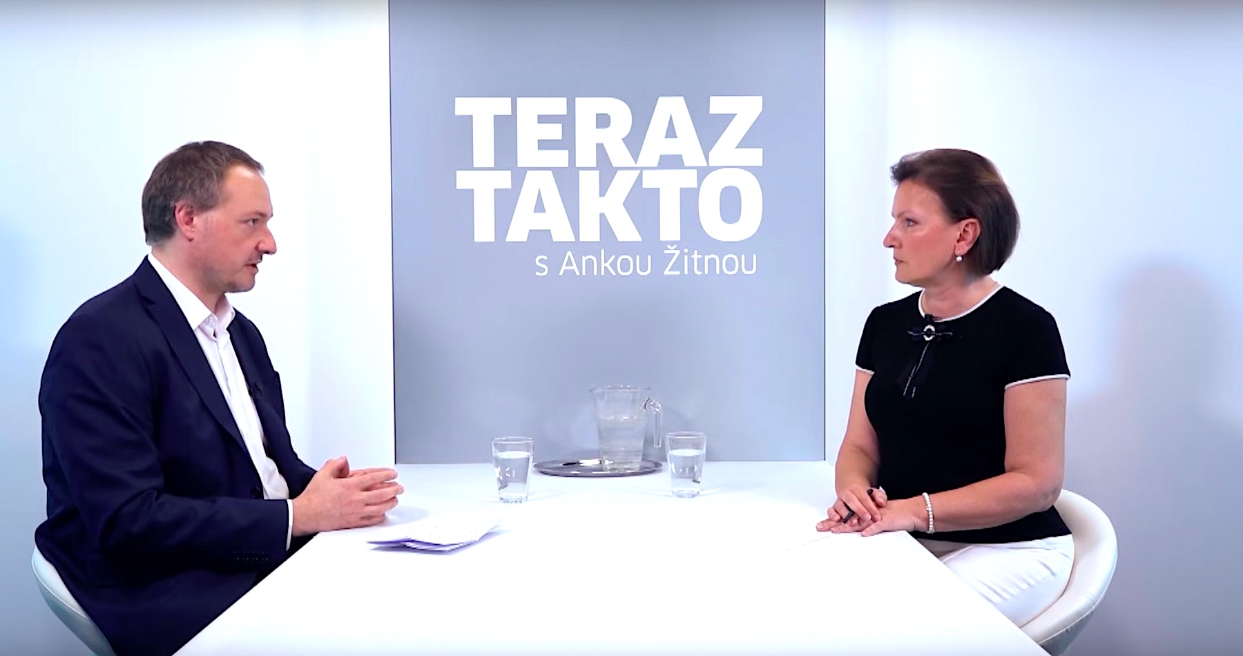 VIDEO: Dekan Právnickej fakulty UK Eduard Burda o nečakanom vývoji kauzy guvernéra NBS, ktorého chce sudca Cisárik súdiť za trestný čin, ktorý v čase spáchania skutku vôbec neexistoval, o tom, kto a prečo ho chce vidieť za mrežami aj za cenu toho, že poruší zákony, o podozreniach z existencie justičnej mafie, ale aj o tom, ako by to mohlo vyzerať, keby sa v pozícii Petra Kažimíra ocitol Daniel Lipšic