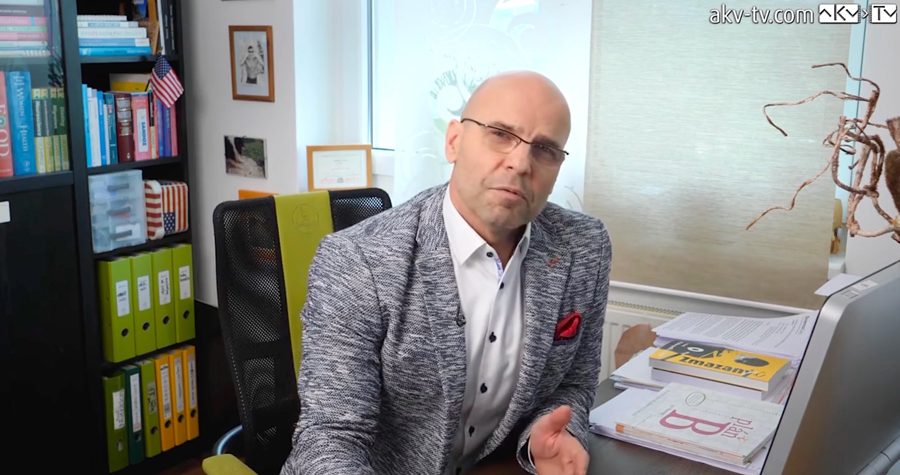 VIDEO: Vedec Čekan sa svojím bizarným prirovnaním prejavil opäť ako militantný predstaviteľ totalitnej farmaceuticko-zdravotníckej ideológie covidizmu a vakcinácie. DNA z anticovidovej mRNA injekcie je vraj rovnaký problém ako DNA z mrkvy skonzumovanej na obed. „Ani len náhodou!,“ odkazuje mu rázne aj s vysvetlením MUDr. Bukovský