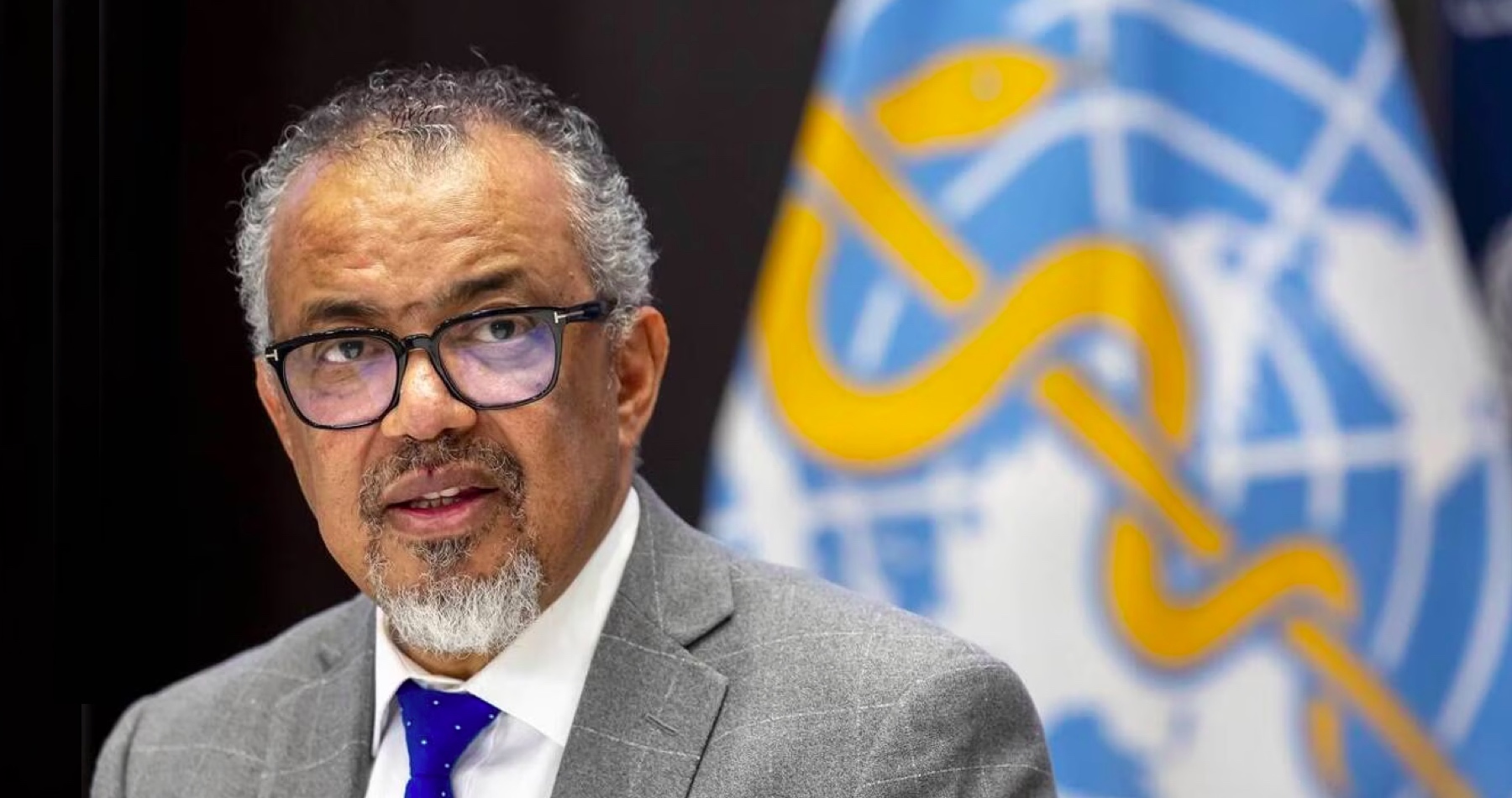 Šéf WHO Tedros Adhanom Ghebreyesu v telefonáte s Robertom Ficom žiadal premiéra, aby slovenská vláda zmenila stanovisko k pandemickej dohode a nežiadala demokratické hlasovanie. Predseda vlády sa čuduje, že existujú snahy vyhnúť sa tomuto základnému demokratickému inštitútu a zopakoval, že slovenská delegácia má pokyn pandemickú dohodu nepodporiť. „Naše stanovisko vychádza z tvrdých lekcií pandémie Covid-19, kedy neprimerané opatrenia, často presadzované pod tlakom medzinárodných organizácií, obmedzovali základné práva a slobody ľudí,“ uviedla strana Smer vo svojom stanovisku