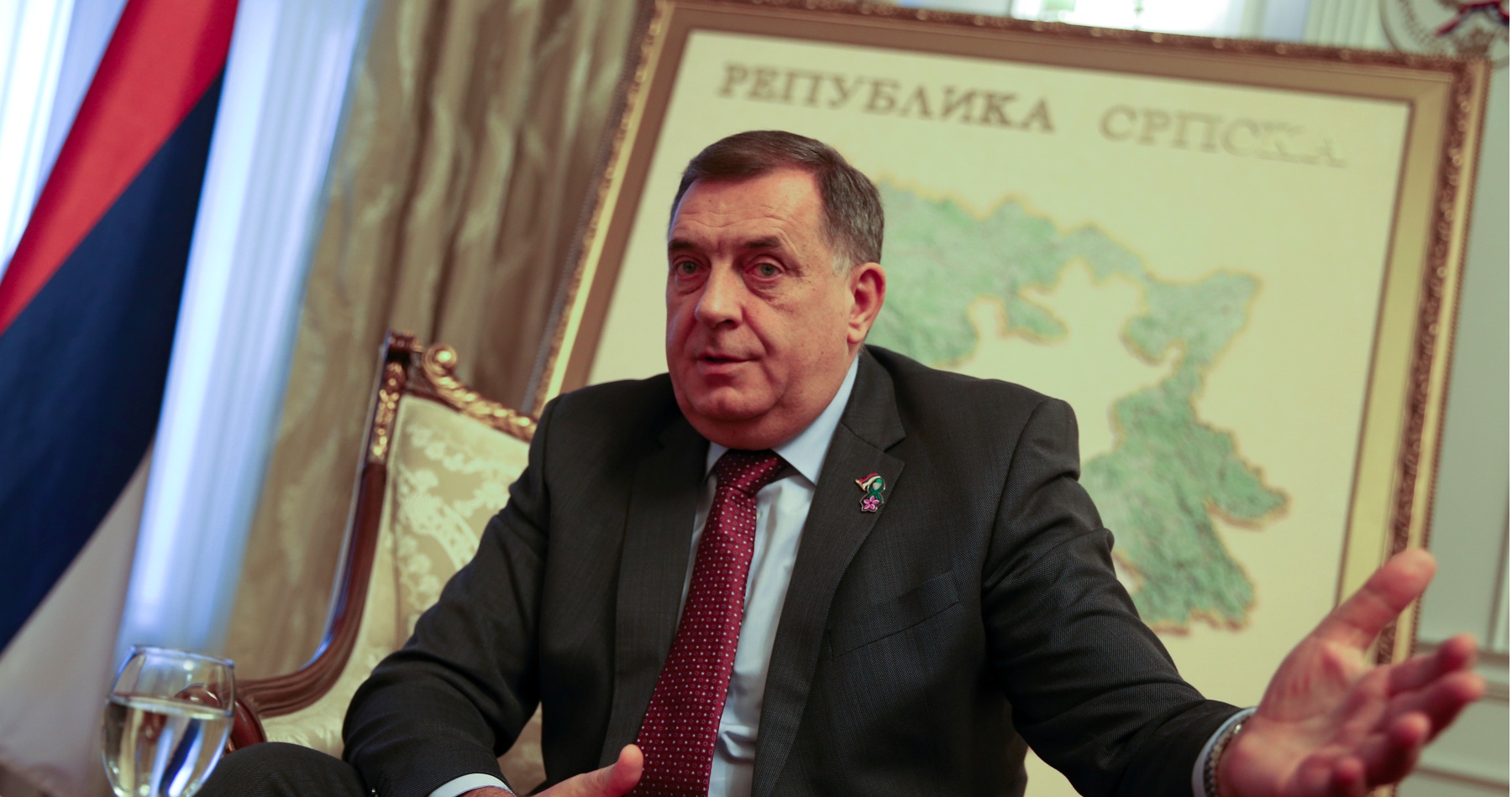 Prezident bosnianskej Republiky srbskej ponúkol Donaldovi Trumpovi nerastné suroviny výmenou za podporu jeho zotrvania pri moci. Milorad Dodik bol v roku 2023 obvinený generálnou prokuratúrou Bosny a Hercegoviny z nerešpektovania rozhodnutí  protektora OSN, ktorý sa podľa neho chce zmocniť nerastného bohatstva jeho krajiny