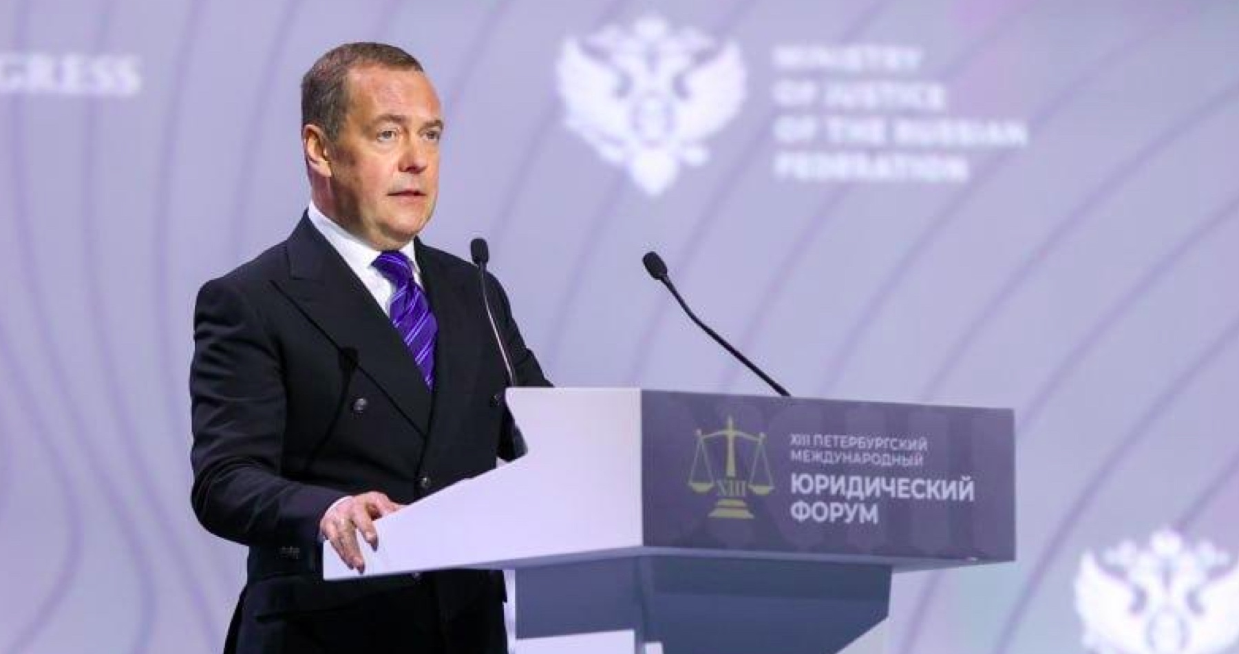 VIDEO: „Zo súčasného globálneho vojenského konfliktu vzíde nový svetový poriadok,“ vyhlásil ruský exprezident Dmitrij Medvedev na XIII. Petrohradskom medzinárodnom právnom fóre, ktorý na historických príkladoch poukázal, že vojenské ťaženia formovali medzinárodné právo, vzťahy a svetové usporiadanie, vrátane myšlienky štátnej suverenity. Víziu systému Pax Romana, ktorý bol v minulosti predstavou unipolárneho sveta pod nadvládou Rímskej ríše nad planétou je podľa neho slepá ulička, čo si uvedomuje aj administratíva Donalda Trumpa