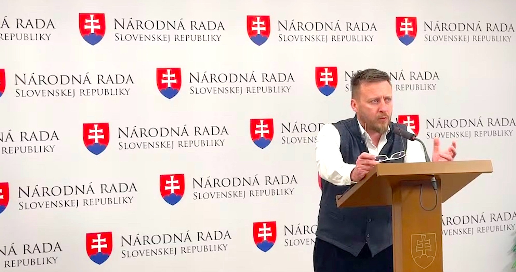 VIDEO: Peter Kotlár obvinil stranu Hlas a skorumpovaných vedcov, slúžiacich aj s médiami politicko-ekonomickým záujmom farmaceutických korporácií z podkopávania úsilia prešetriť závadný obsah anticovidových mRNA injekcií. Vládny splnomocnenec poukázal na množiace sa sťažnosti ľudí očkovaných proti Covid-19 na zdravotné ťažkosti. Jedným z hlavných dôvodov spustenia ruskej špeciálnej vojenskej operácie na Ukrajine bola podľa neho prítomnosť nebezpečných biologických laboratórií na jej území
