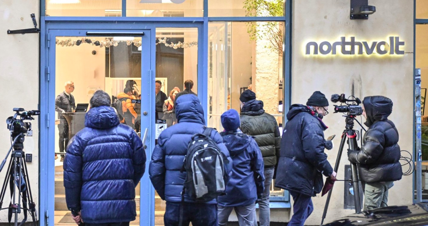 Definitívne skrachovala „výkladná skriňa“ Green Dealu Európskej únie, upozorňuje hlavný ekonóm Trinity Bank - Lukáš Kovanda v reakcii na bankrot výrobcu elektrických batérií. Brusel podľa neho reguláciami a ideológiou umŕtvuje trhové signály a všetci sa potom ako za socializmu v ČSSR pred rokom 1989 čudujú, že táto politika nefunguje