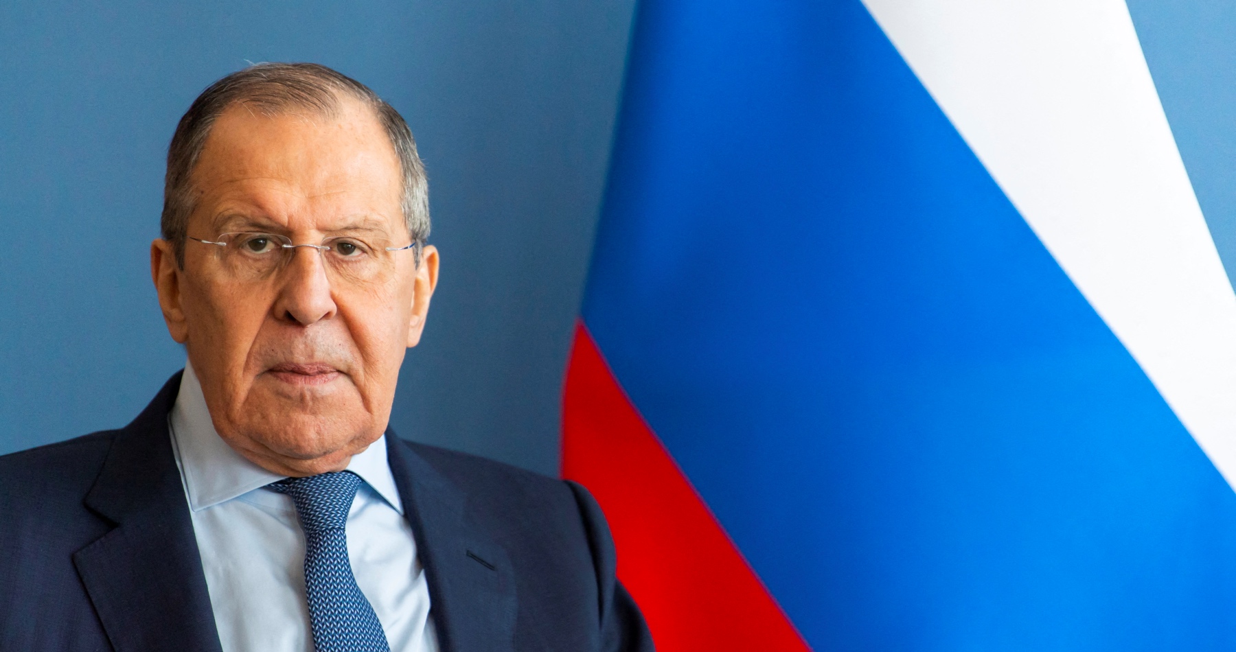 VIDEO: Rusko predloží Ukrajine návrh mierovej dohody po dokončení výmeny zajatcov, oznámil Sergej Lavrov. Otázka legitimity Zelenského bude podľa neho kľúčová pri samotnom podpise dokumentov o urovnaní vojnového konfliktu. Rusko sa obáva, že jeho nástupca by spochybnením demokratickosti výkonu jeho funkcie mohol spochybniť aj ním podpísanú dohodu