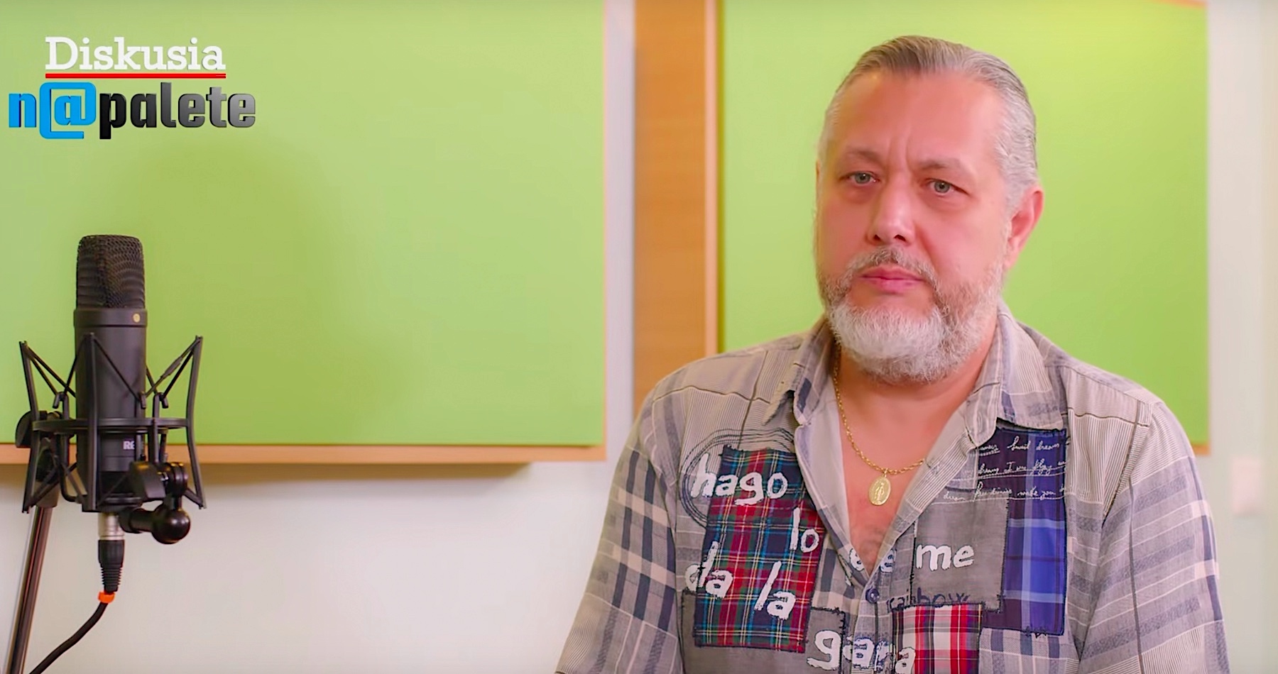 VIDEO: Oskar Rózsa o zbabelosti, alibizme a závisti v spoločnosti, o apolitickosti, politickej angažovanosti a vyhodení špičkového gitaristu Henryho Tótha za jeho názory kapelníkom Mariánom Čekovským, o urážkach a šírení nenávisti, o ľuďoch naprogramovaných systémom bez schopnosti tvoriť si vlastný názor, ale aj o korporátnych médiách, ktoré podľa neho vďaka svojej propagande nakoniec narazia do betónovej steny