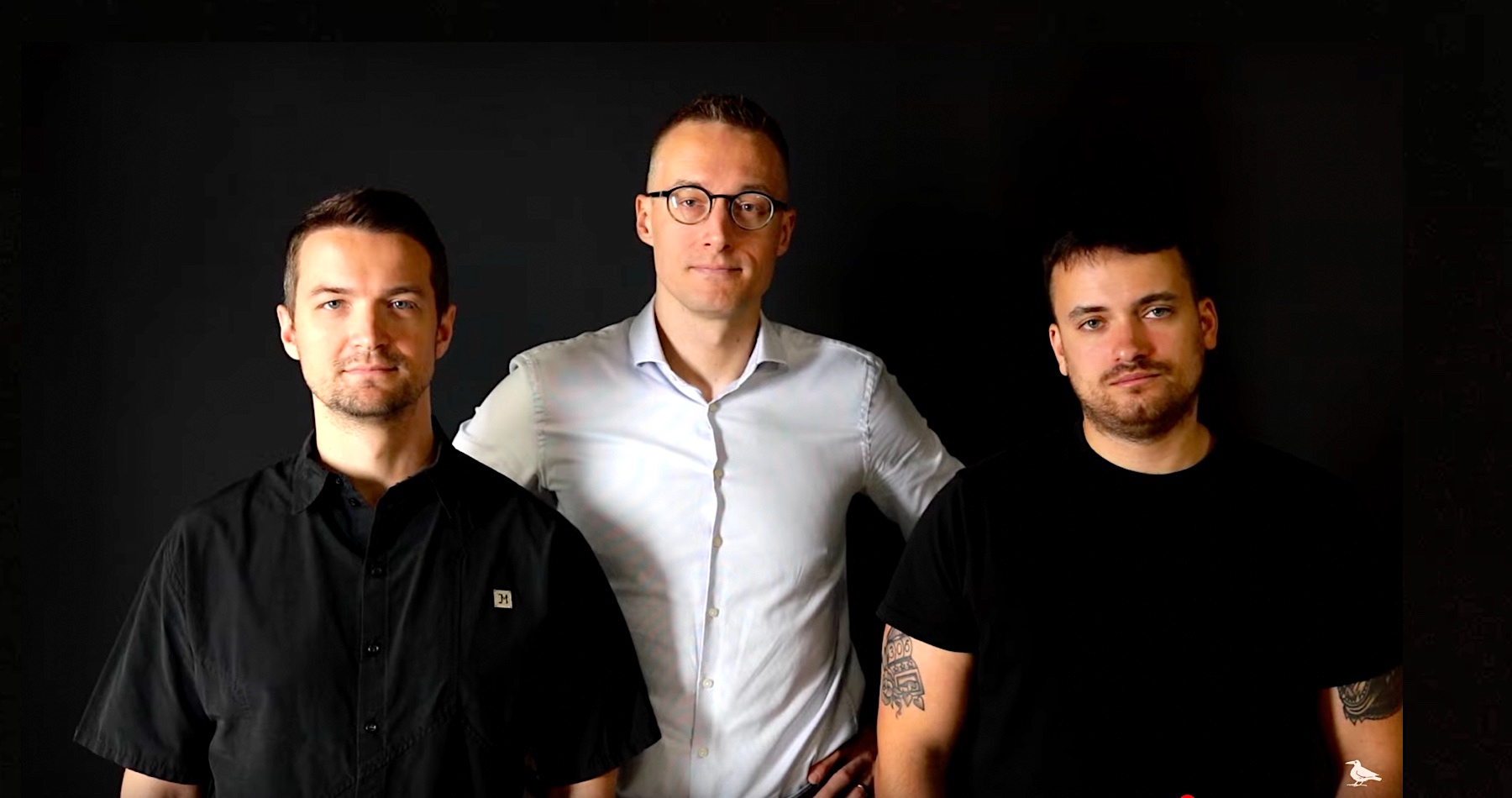 Zlatica Puškárová odkázala svojmu exkolegovi a progresivistickému aktivistovi Vinczemu, že mu chýba pokora a jeho súdruhovi v zbroji Kovačičovi pripomenula jeho neuveriteľnú necitlivosť. Ten reagoval, že keď sa v spravodajstve diali zmeny, ona nechala oboch v štichu a ticho naďalej spolupracuje v jeho torpédovaní. „Človek milión. Intelektuálna a kultúrna nula a tuctový žoldnier propagandy,“ píše medzitým na adresu Vinczeho exriaditeľ kontrarozviedky SIS Peter Tóth, ktorý moderátora označil za panáčika v obleku, s kravatou okolo krku, čítajúceho z technického zariadenia slovný šalát, vydávaný za správy, a ktorý občas moderoval úpadkové televízne show