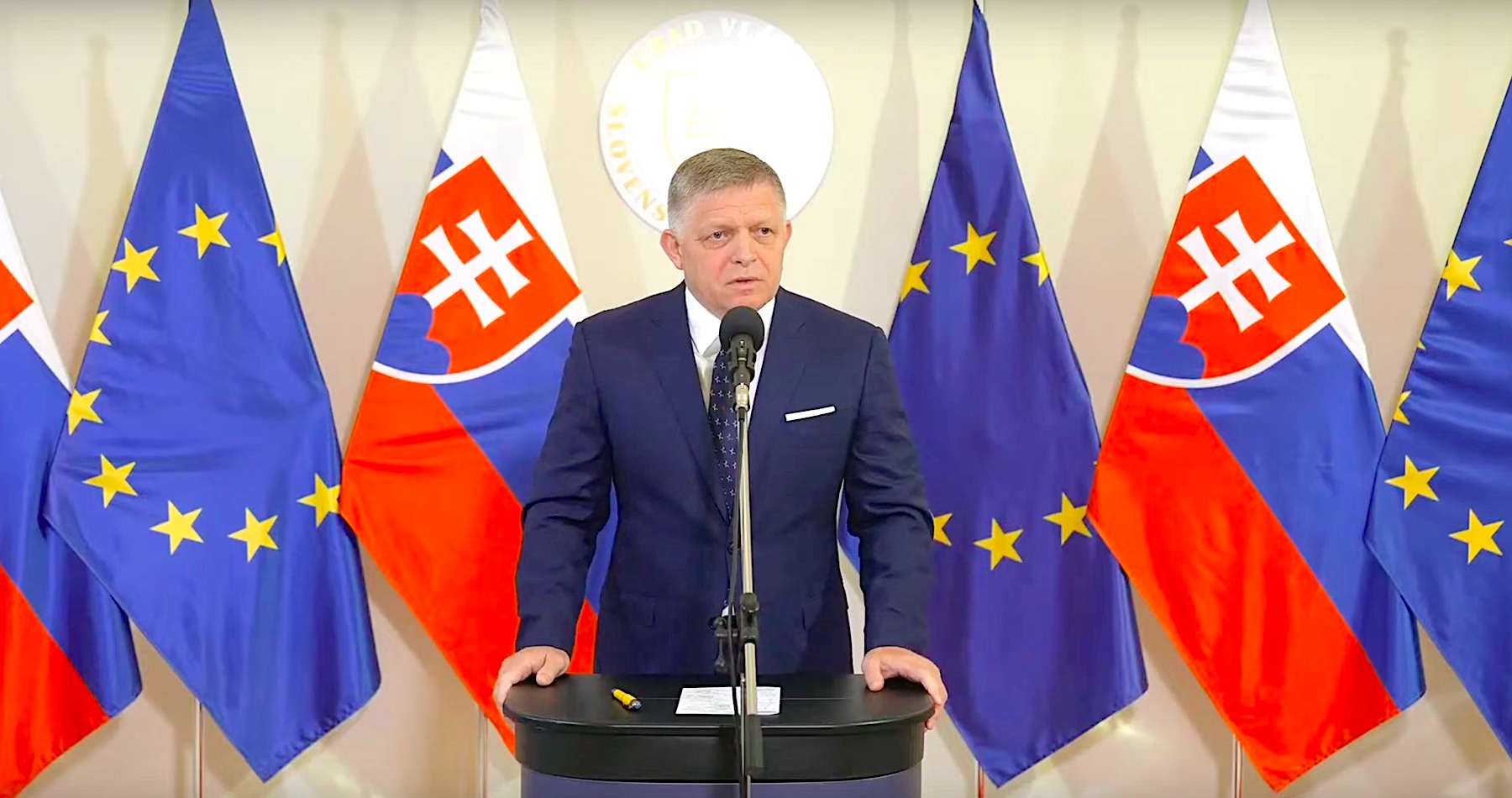 VIDEO: Premiér Fico o ústavnom zakotvení manželstva ako jedinečnom zväzku medzi mužom a ženou ako súčasti stavby „hrádze proti progresivizmu“, o revízii transakčnej dane, o rozbití verejných financií súčasnou opozíciou, ktorá sa podľa neho správa ako ekonomický terorista, o rušení niektorých štátnych sviatkov ako dňoch pracovného pokoja, o prijatí uznesenia o protiruských sankciách slovenským parlamentom, o rozhodnutí prezidenta Pellegriniho nevypísať referendum k tejto otázke, ale aj o „pološialenom“ pláne Európy zvyšovať výdavky národných štátov na obranu 