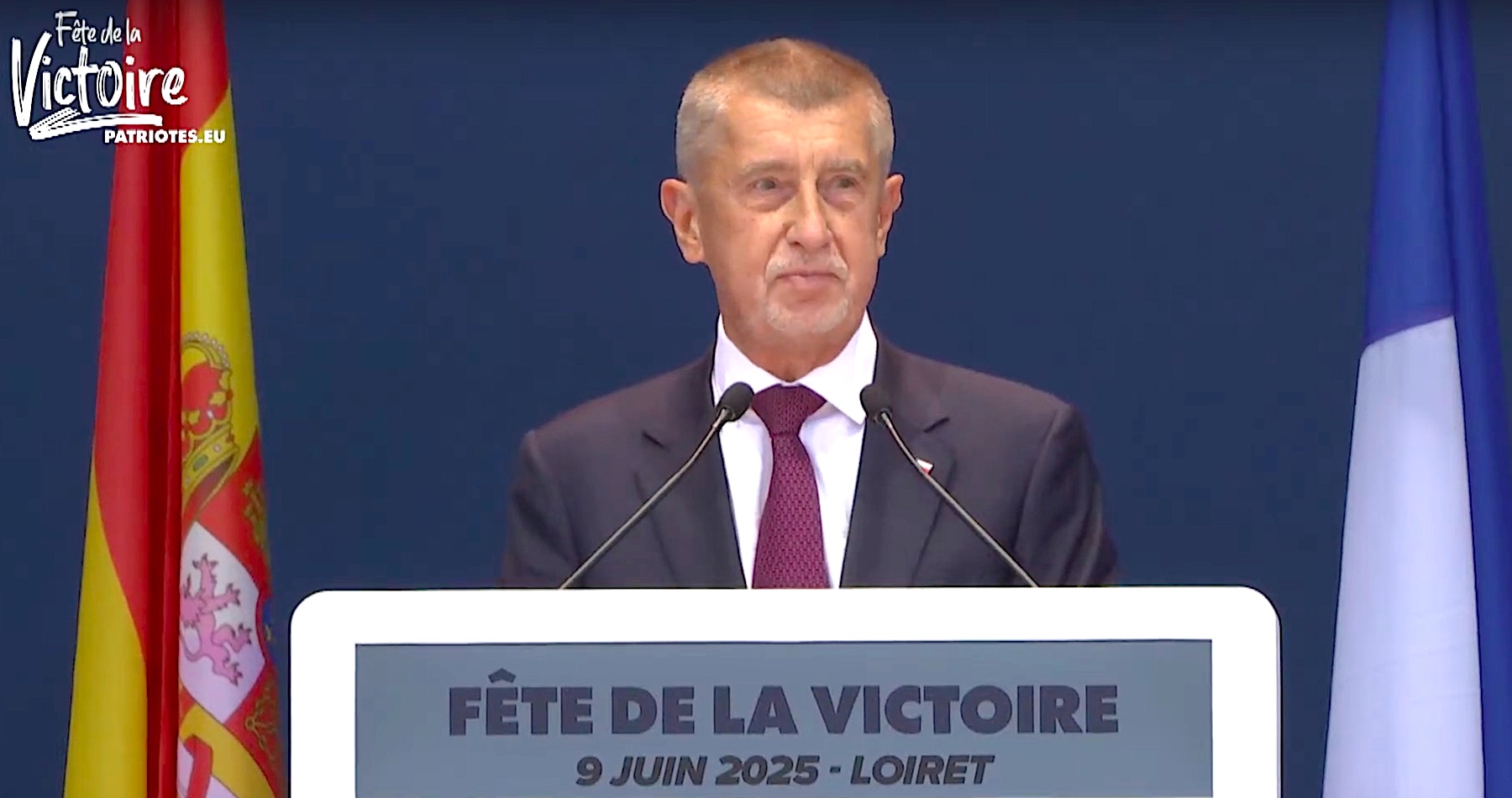 VIDEO: „Svoboda se ocitla pod tlakem evropské byrokracie, progresivních aktivistů, mainstreamových médií a různých organizací. Nikým nevolená a těžko odvolatelná komise vydírá členské státy, rozděluje naše finanční prostředky podle ideologických kritérií a trestá ty, kteří se odváží mít jiný názor než ten, který v Bruselu převládá. Evropské komisi je třeba jasně připomenout, že není vládou, ale servisním úřadem. Musíme Evropu postavit zpět na nohy, ne na ideologii. Vzdát se ekofanatismu a kulturních válek a vrátit se k základům: svobodě, prosperitě, bezpečnosti a suverenitě,“ prohlásil Andrej Babiš v projevu před příznivci europarlamentní frakce Patrioti pro Evropu