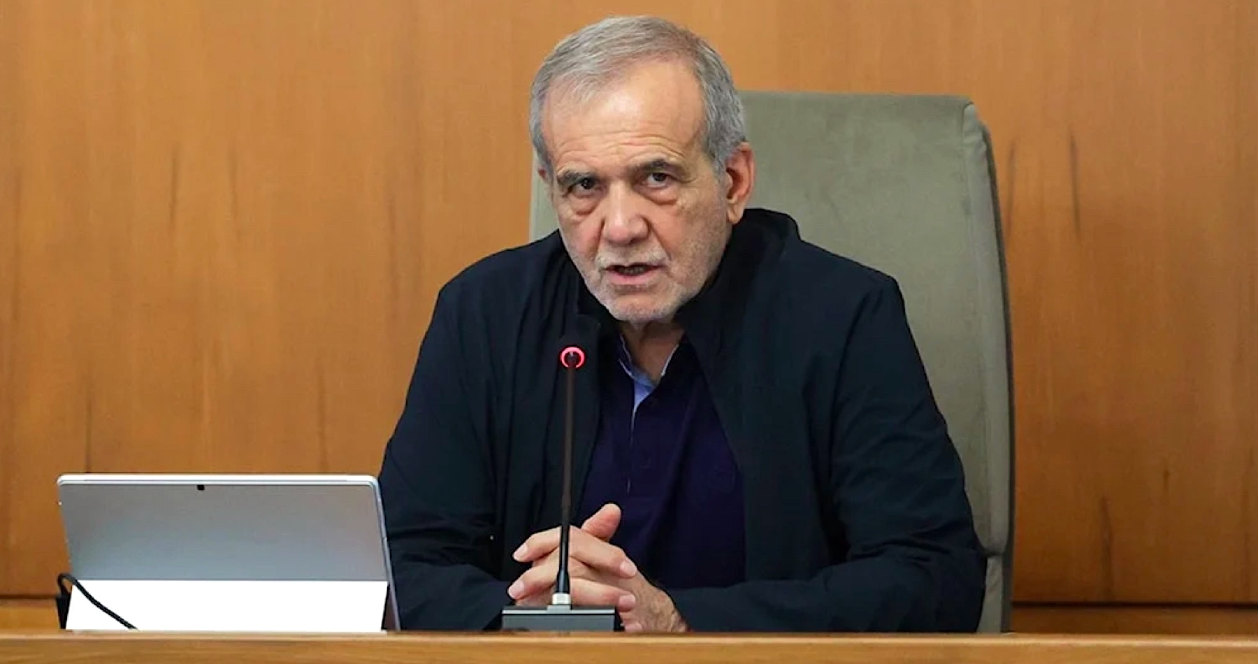 „Irán podnikne ešte tvrdšie kroky proti Izraelu, ak sa jeho útoky budú stupňovať. Nechceme vyvíjať jadrové zbrane, máme však právo na jadrovú energetiku a výskum“, vyhlásil íránsky prezident Masúd Pezeškján a vyzval občanov krajiny, aby sa proti Izraelu zjednotili 