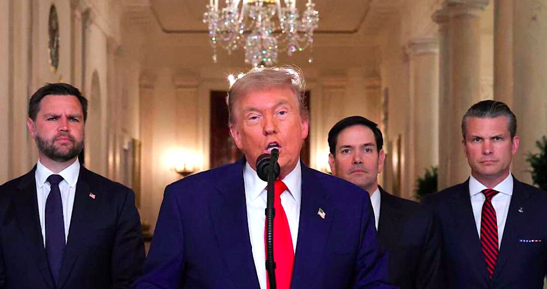 VIDEO: USA sa nechali zatiahnuť do skazonosnej vojny sionistického režimu a zaútočili na tri iránske jadrové zariadenia. Donald Trump vo svojom prejave označil útoky amerických strategických bombardérov za veľkolepý vojenský úspech. Na svete vraj neexistuje iná armáda, ktorá by toto dokázala. Dodal, že tieto kľúčové iránske zariadenia na obohacovanie uránu boli úplne zničené. Americký prezident označil Irán za tyrana Blízkeho východu a dodal, že krajina musí teraz uzavrieť mier. „Ak tak neurobí, budúce útoky budú oveľa väčšie a oveľa jednoduchšie,“ prisľúbil