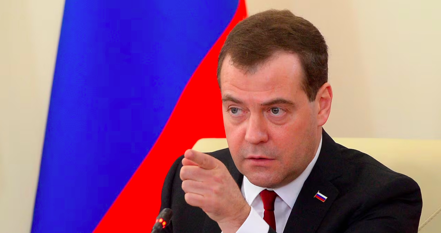 „EÚ je spolitizovaná globalistická a beštiálne rusofóbna organizácia, ktorá predstavuje pre Rusko rovnakú hrozbu ako NATO. Idiotskí európski politici úplne zničili predstavu EÚ ako hospodárskeho giganta, ktorý nechce vojny a sváry medzi európskymi mocnosťami,“ vyhlásil ruský exprezident Dmitrij Medvedev, ktorý dodal, že Ukrajina v EÚ je pre Rusko nebezpečenstvom