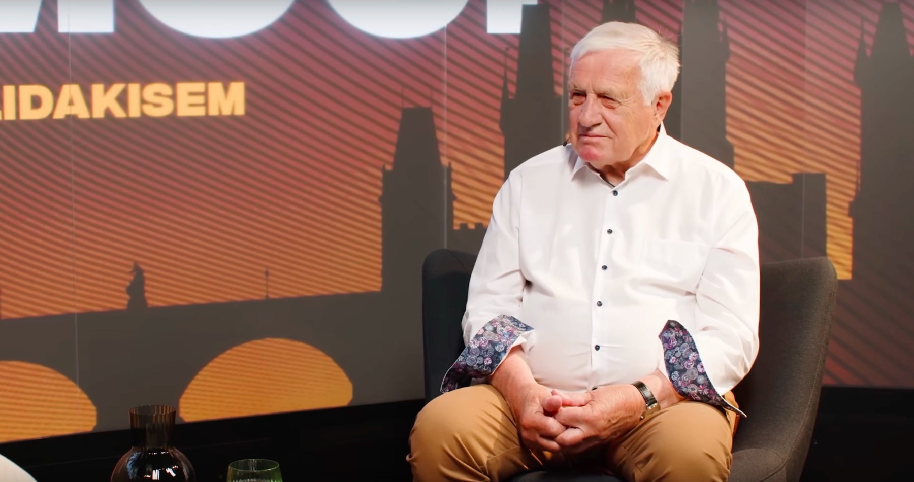 VIDEO: Václav Klaus o nezmyselnom zvyšovaní výdavkov štátov NATO na zbrojenie, ktoré je podľa neho súčasťou vojnovej propagandy Západu, o konšpiráciách, že Rusko chce zaútočiť proti Severoatlantickej aliancii, o ubúdaní slobody v digitálnom svete, ale aj o situácii v Českej republike pred nadchádzajúcimi parlamentnými voľbami, ktoré označil za „merzovské a nie trumpovské“, pretože po návrate Babiša do čela vlády neočakáva dramatickú zmenu 