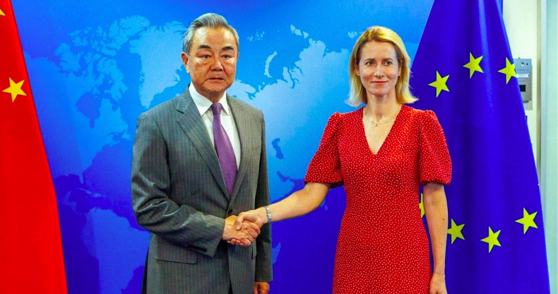 Čínský ministr zahraničí v Bruselu řekl, že Peking nechce, aby Rusko prohrálo válku s Ukrajinou