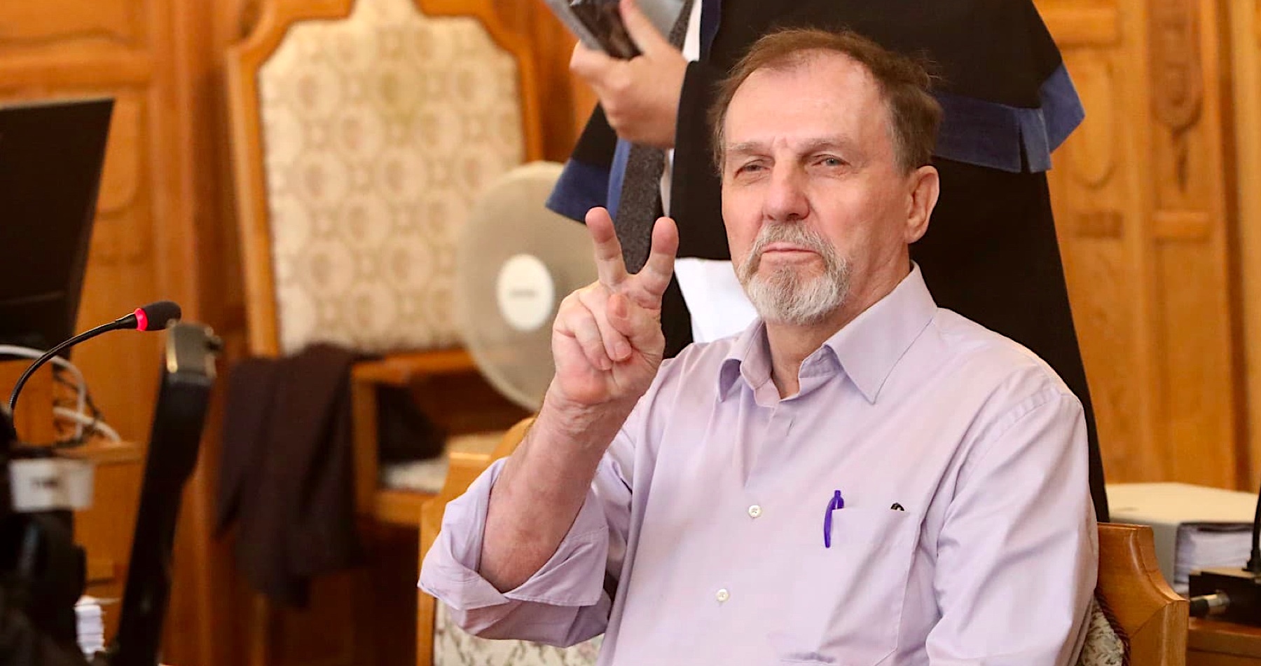 VIDEO: Páchateľ pokusu o vraždu Roberta Fica sa doteraz premiérovi za svoj skutok neospravedlnil. Podľa znaleckého posudku osobnosť atentátnika Juraja Cintulu je narcistická a egocentrická. Obžalovaný nevie ani spracovať agresivitu. V liste manželke písal, že vo väzbe sa o neho starajú ako o posledného nosorožca. Na súde v Banskej Bystrici prehrávali obrazovo-zvukový záznam výpovede poškodeného premiéra z júla 2024