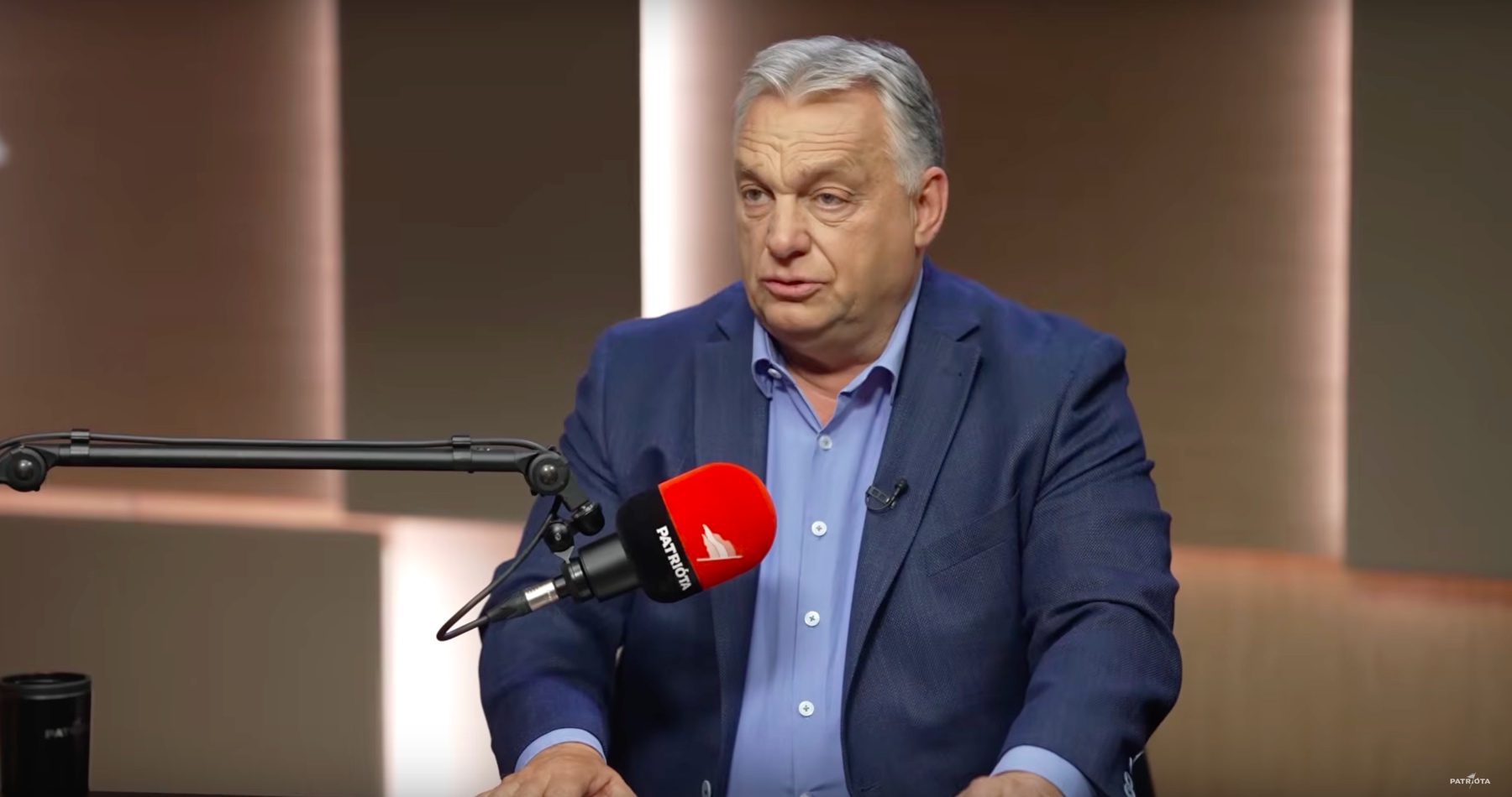 Viktor Orbán vyhlásil, že na dosiahnutie mieru na Ukrajine je potebné osobné stretnutie Donalda Trumpa s Vladimirom Putinom. Maďarský premiér zároveň uviedol, že Volodymyr Zelenskyj je obyčajný komik, s ktorým sa nedá viesť hlbšia debata. Ursule von der Leyenovej odkázal, že nadišiel čas, aby sa z funkcie šéfky eurokomisie pobrala preč
