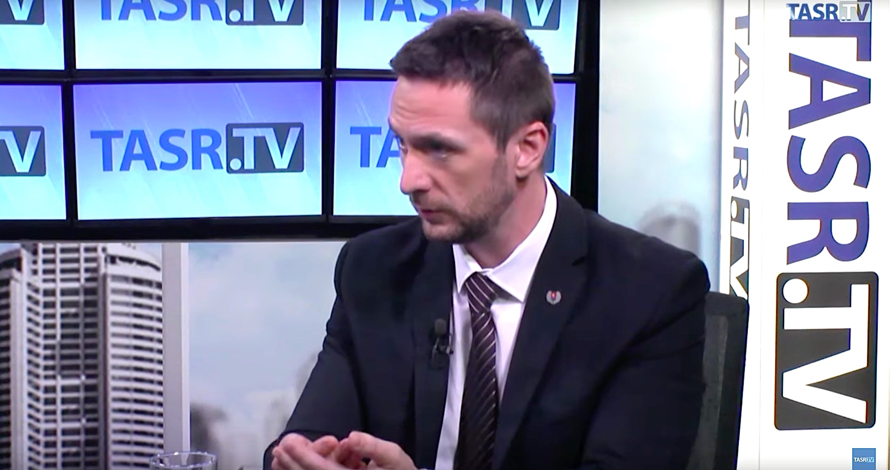 VIDEO: Europoslanec Milan Uhrík o likvidovaní EÚ pod vedením eurokomisie na čele s Ursulou von der Leyenovou, ktorú pri odvolávaní podržali progresívni liberáli a KDH, o škodlivosti Trumpovej colnej vojny, o tom, že keby protiruské sankcie fungovali, nebolo by nutné prijímať už 18-krát, ale aj o (ne)dohode medzi Slovenskom a Maďarskom v dlhoročnom spore ohľadom sústavy vodných diel Gabčíkovo – Nagymaros na rieke Dunaj a o prioritách hnutia Republika