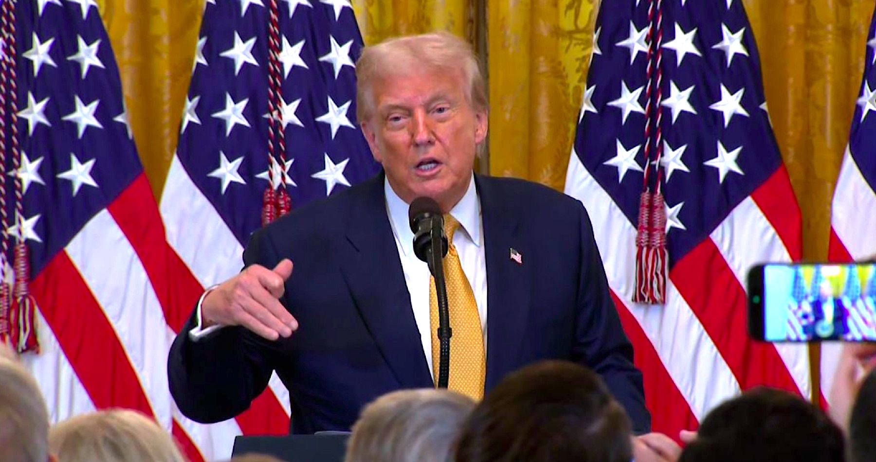 Prezident USA Donald Trump spochybňuje využívanie americkej pomoci Ukrajine. Miliardy dolárov v hotovosti, ktoré „rozdal“ jeho predchodca Joe Biden, mohli byť podľa neho spreneverené