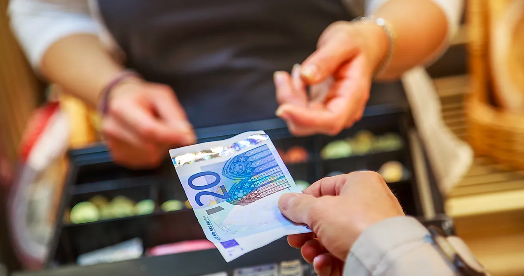 Štát namiesto podporovania platieb v hotovosti núti všetkých obchodníkov prijímať bezhotovostné platby