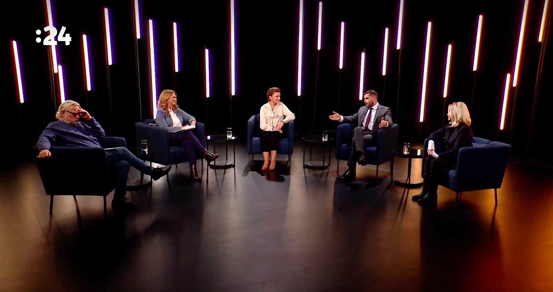 VIDEO: Ostrá debata o opozičnom kriedovom proteste, ktorého ústrednou postavou bol 17. novembra 2025 vulgárny stredoškolský študent, brutálnej štátnej cenzúre v rokoch 2020-2023, dehumanizácii názorových oponentov, slobode prejavu 36 rokov od Nežnej revolúcie, ale aj o pokračujúcom šírení nenávisti a napätia v rozdelenej slovenskej spoločnosti