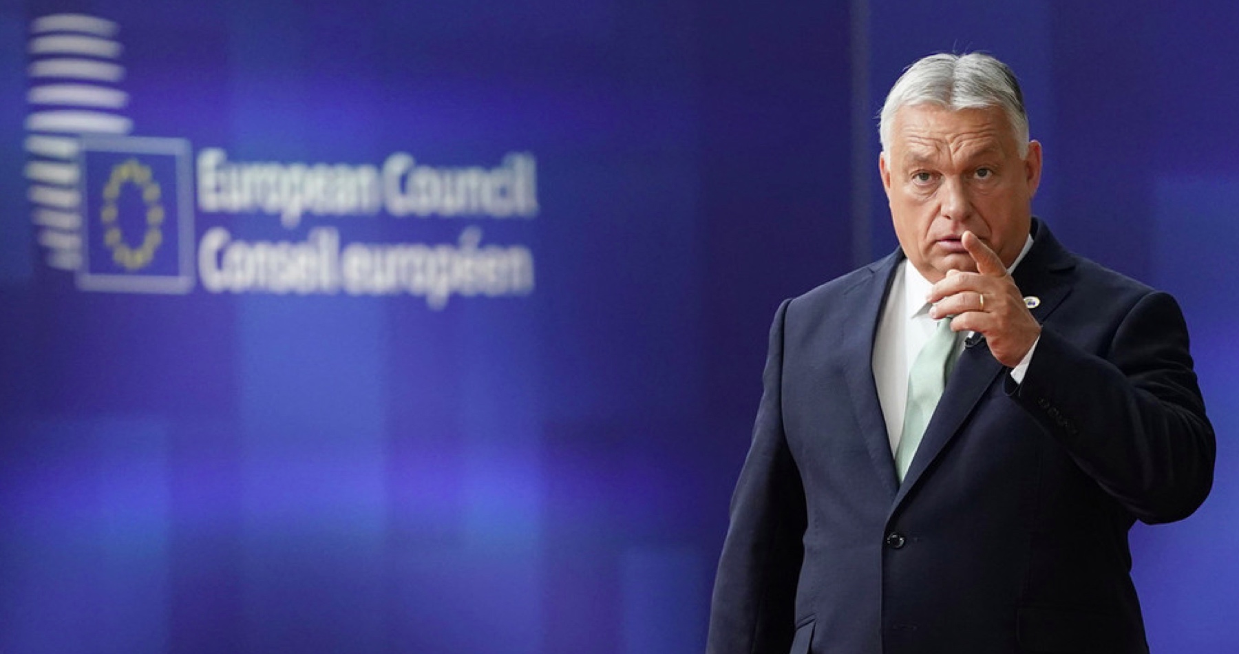 Ukrajine chýbajú peniaze na vojnu s Ruskom. Von der Leyenová preto požiadala členské štáty EÚ, aby skorumpovanému Zelenského režimu naliali ďalších 135 miliárd eur a navrhla tri spôsoby financovania. „Prestaňme financovať vojnu, ktorú nemožno vyhrať, a posielať peniaze skorumpovanej ukrajinskej vojnovej mafii a sústreďme svoje úsilie na dosiahnutie mieru. Je čas vrátiť sa z bruselskej slepej uličky,“ reagoval maďarský premiér Viktor Orbán