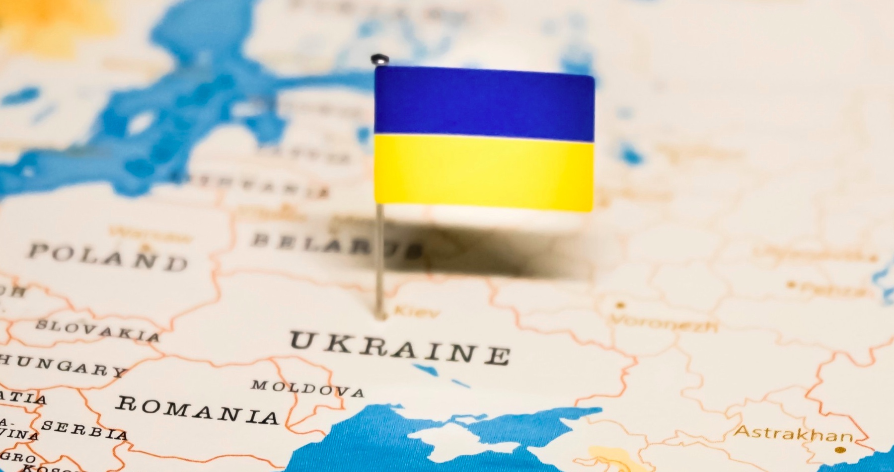 „Ukrajina odstúpi Rusku celý Donbas,“ vyplýva z amerického mierového plánu. Hovorkyňa Bieleho domu Karoline Leavittová potvrdila, že plán sa prerokúva s Ruskom i Ukrajinou a mal by byť prijateľný pre obe strany. Volodymyr Zelenskyj má o ňom v najbližších dňoch rokovať s Donaldom Trumpom